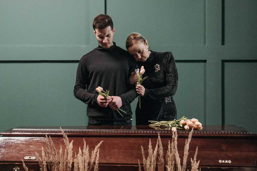 Familie neemt samen afscheid met bloemen