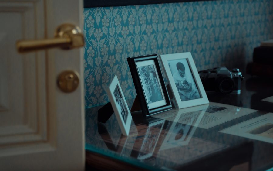 Ingelijste familiefoto's die klaarstaan voor de fotopresentatie