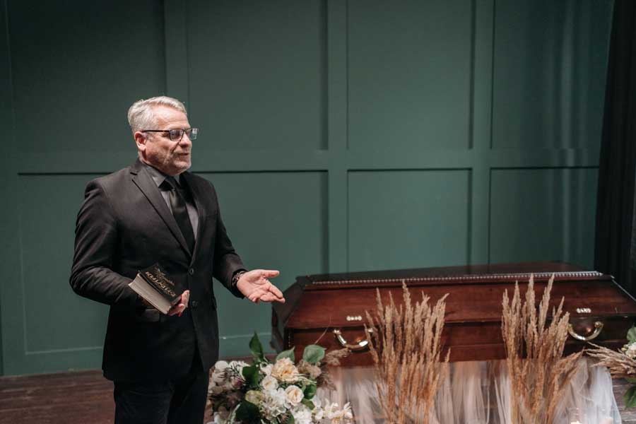 Uitvaartondernemer spreekt tijdens een uitvaartdienst